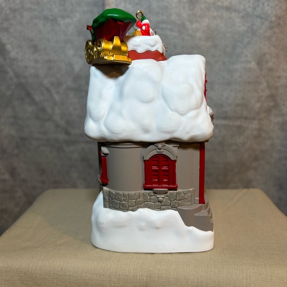 2015 Up on the Housetop Hallmark Keepsake Ornament - Picture 10 of 16